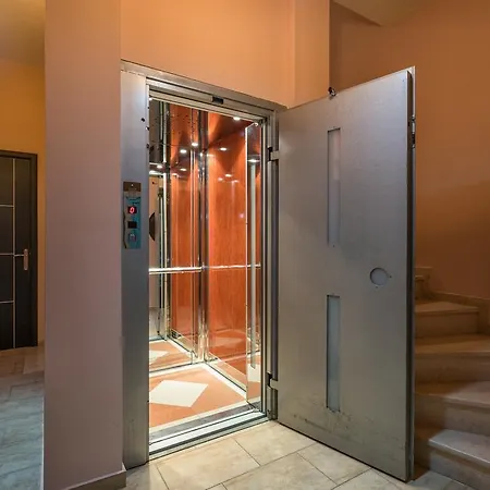 Athena's - Ideal For Large Groups, By Zantewize