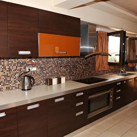 Athena's - Ideal For Large Groups, By Zantewize Holiday home
