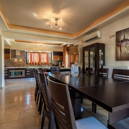 Athena's - Ideal For Large Groups, By Zantewize Holiday home