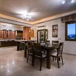 Athena's - Ideal For Large Groups, By Zantewize Ferienhaus *
